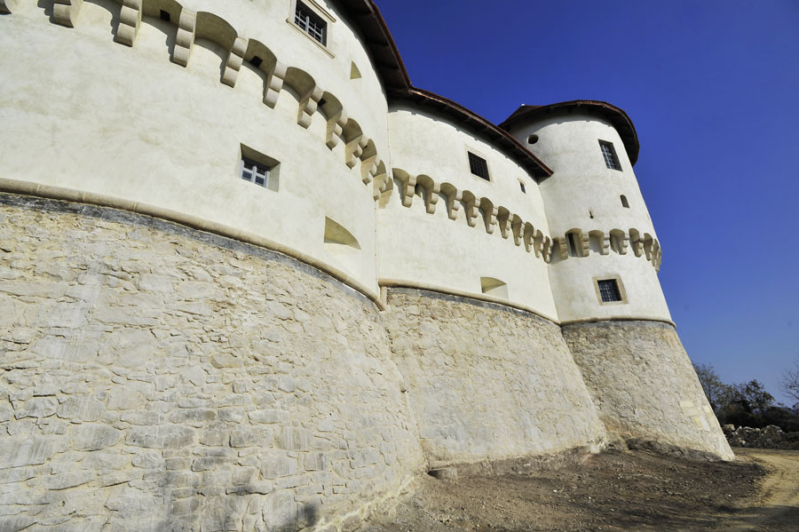 Desinic, 131111.Otvorenje dvora Veliki tabor nakon restauratorskih radova. Izmedju ostalih, na otvorenju su prisustvovali i ministar kulture Jasen Mesic, te potpredsjednik Hrvatskog sabora Ivan Jarnjak.Foto: Boris Kovacev / CROPIX