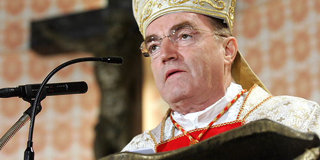 Zagreb, 011111.Crkva Krista Kralja, Mirogoj.Kardinal Josip Bozanic, nadbiskup zagrebacki, pred okupljenim vjernicima predvodi euharistijsko slavlje u crkvi Krista Kralja na Mirogoju povodom obiljezavanja Dana svih svetih.Na slici: Josip Bozanic - kardinal, nadbiskup zagrebacki.Foto: Tomislav Kristo / CROPIX