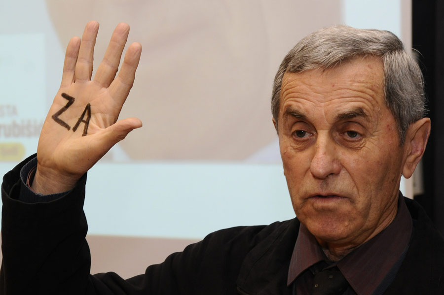 Zagreb, 041111.Danas je u prostorijama HND-a , neovisna lista Ivana Grubisica predstavila svoj izborni program. Uz Ivana Grubisica kao nositelja liste na predstojecim izborima, predstavljanju su jos prisustvovali clanovi izbornog tima, Jasna Plevnik, Drago Pilsel i Neven Alujevic.Na fotografiji: Ivan Grubisic.Foto: Admir Buljubasic / CROPIX