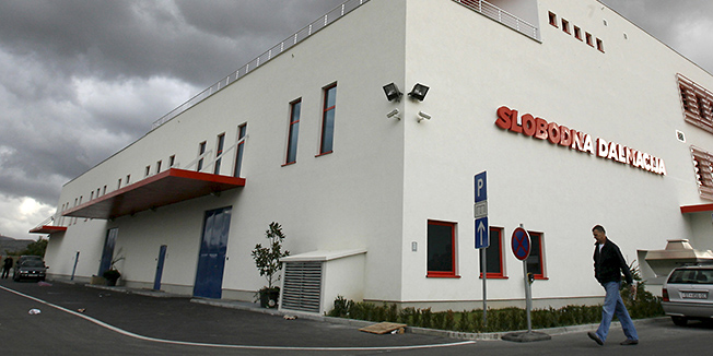 ARHIVSKA FOTOGRAFIJADugopolje, 301008.U samo nekoliko minuta nadvili su se tamni oblaci nad Dugopoljem iznad zgrade Slobodne Dalmacije, najavljujuci veliko nevrijeme.Foto: Vladimir Dugandzic / CROPIX