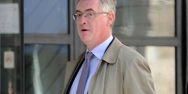 Zagreb, 080410.Spica ne zove na kavu samo estradne zvijezde nego i one iz politickog zivota. Danas su nesto prije 11 kavu u Charliju popili Predsjednik Vrhovnog suda Branko Hrvatin i glavni drzavni odvjetnik Mladen Bajic. Nisu sjeli na terasu nego su se zadrzali samo desetak minuta u unutrasnjosti kafica. Na slici: Branko Hrvatin i Mladen Bajic na krizanju Bogoviceve i Gajeve.Foto: Miso Lisanin / CROPIX