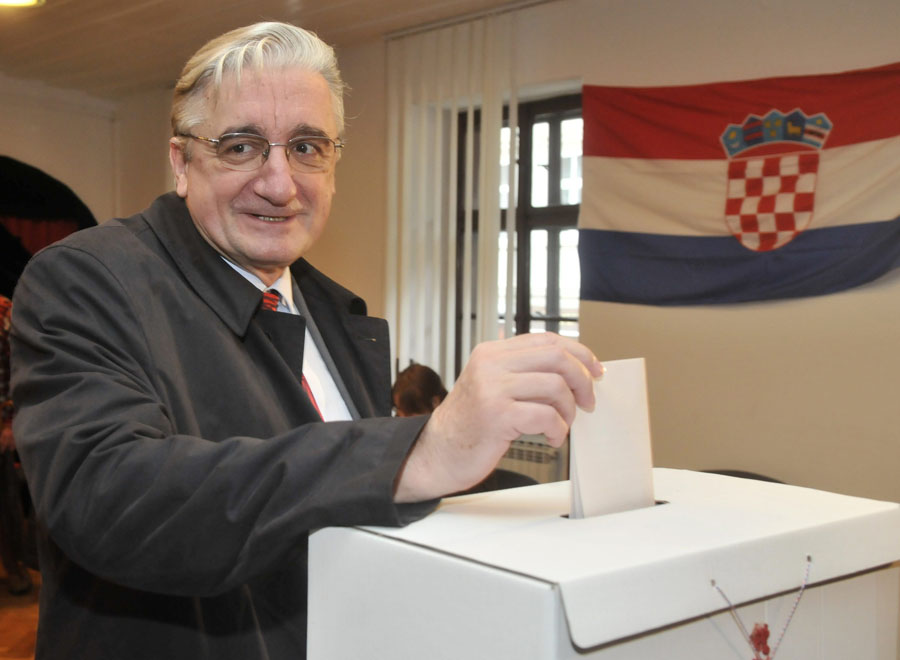 Zagreb, 271209.Prvi krug petih predsjednickih izbora u Hrvatskoj.Predsjednicki kandidat Miroslav Tudman glasovao je na birackom mjestu 36 u Tkalcicevoj ulici.Foto: Bruno Konjevic / CROPIX