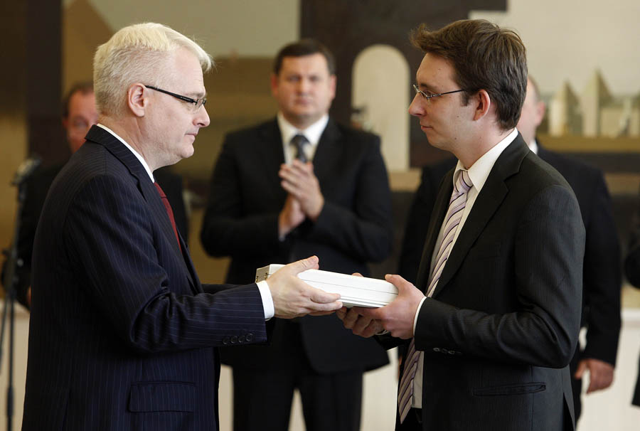 Zagreb, 151111.Ured Predsjednika.Predsjednik Republike prmio je bivse i sadasnje djelatnike Opce zupanijske bolnice Vukovar te je urucio i Povelju Republike Hrvatske Opcoj zupanijskoj bolnici Vukovar je primila mr.sc. Vesna BosanacPredsjednik Republike takodjer je posmrtno urucio i odlikovanje Red kneza Domagoja s ogrlicom Sinisi Glavasevicu, odlikovanje Red bana Jelacica Marinu Vidicu Bilom, odlikovanje Red hrvatskog trolista Lavoslavu Bosancu i odlikovanje Red hrvatskog pletera Stipi Poleu.Na slici: Bojan Glavasevic, sin Sinise Glavasevica prima odlikovanje koje je posmrtno dobio njegov otac.Foto: Davor Pongracic / CROPIX