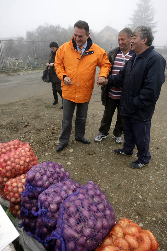 Varazdin, 171111.Prvog dana pocetka sluzbene kampanje izbora za Hrvatski sabor Radimr Cacic, sef HNS-a, posjetio je sajam u Biskupcu. Prosetao je sajmom te porazgovarao sa prodavacima.Na slici: Radimir Cacic u razgovoru sa prodavacima.Foto: Zeljko Hajdinjak / Cropix