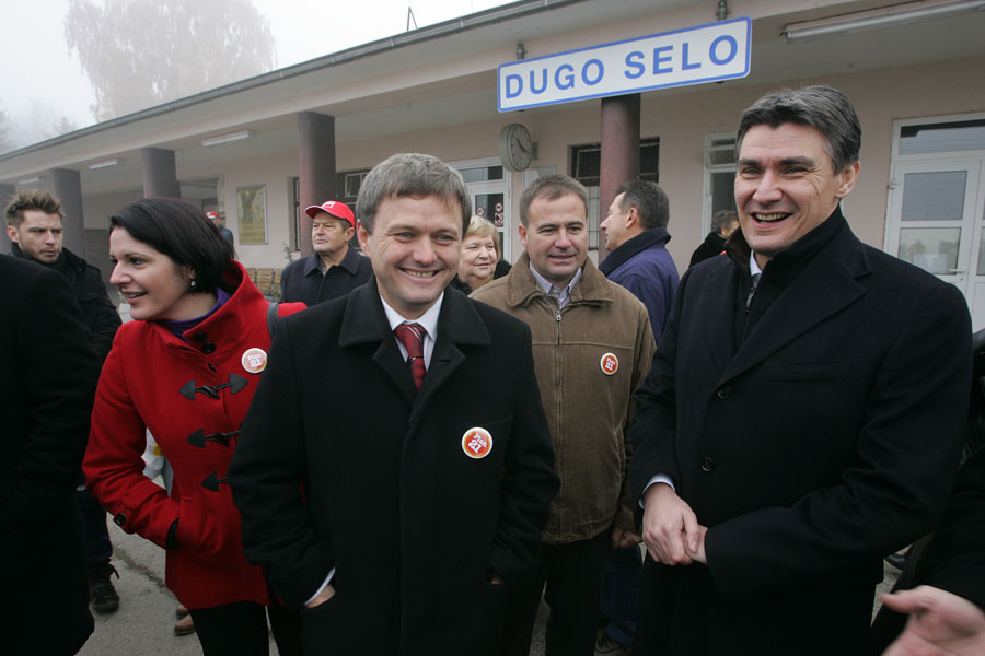 Zagreb,171111.Parlamentarni izbori 2011.Lideri Kukuriku koalicije predvodjeni predsjednikom SDP-a Zoranom Milanovicem zapoceli su kampanju voznjom vlaka od Dugog sela prema Krizevcima buduci da je izgradnja drugog kolosijeka pruge na paneeuropskom koridoru 5b jedan od kljucnih infrastrukturnih projekata koalicije.Na slici: Zvonimir Mrsic i Zoran Milanovic.Foto: Ranko Suvar / CROPIX
