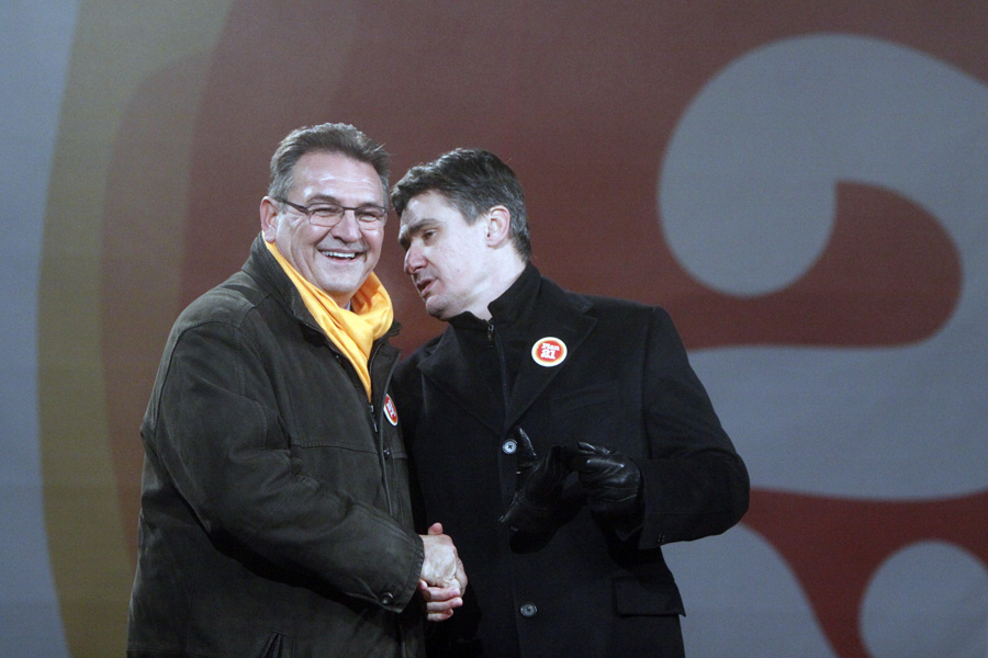 Koprivnica, 171111. Parlamentarni izbori 2011.Kukuriku koalicija zapocela je kampanju voznjom vlaka od Dugog Sela prema Krizevcima i Koprivnici. U Krizevcima lideri koalicije predvodjeni Zoranom Milanovicem posjetili  su tvrtku Lora, u Djurdjevcu tvrtku Rasco a u Koprivnici na sredisnjem gradskom trgu odrzali su sredisnji skup za 2. izbornu jedinicu.Na slici: Radimir Cacic i Zoran Milanovic na skupu u Koprivnici.Foto: Nikola Wolf / Podravski list / CROPIX