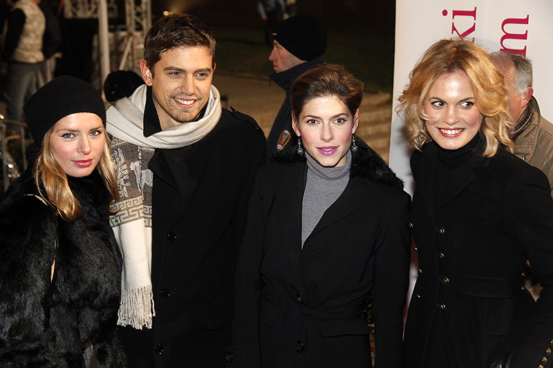 Zagreb, 171111.Glavni kolodvor, Trg kralja TomislavaU organizaciji Hrvatskog Telekoma na Trgu kralja Tomislava odrzao se spektakularni hologramski koncert. Iz ogromnog poklona pojavila se hologramska Mariah Carey koja je pjevala Zagrebu, dok se isti koncert simultano odvijao u Njemackoj, Poljskoj, Crnoj Gori i Makedoniji.Na slici: Leona Paraminski s deckom, Jelena Percin i Nevena Rendeli.Foto: Petar Atletic / CROPIX