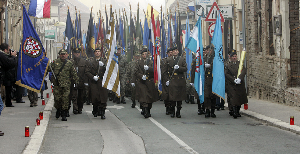 Vukovar, 181111.Dan sjecanja na zrtve Vukovara 1991-2011.Dvadeseta obljetnica od pada Vukovara. Krizni put - Kolona sjecanja koju predvode pripadnici 204 vukovarske brigade HV i ostali branitelji Vukovara.Foto: Vlado Kos / Cropix