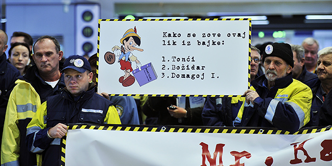 Zagreb, 181111.Zracna luka Zagreb.Strajk upozorenja djelatnika Zracne luke Zagreb, odrzava se danas od 11 do 16 sati. Sa zagrebackog aerodroma nece polijetati niti ce na njega slijetati putnicki avioni, u navedenom periodu. Iza zahtjeva sindikata, koji su organizirali strajk, stoji strah od koncesionara koji ce u buducnosti preuzeti zagrebacki aerodrom pa na vrijeme zele kolektivnim ugovorom osigurati svoja postojeca prava. Prema rijecima Ante Dujica, predsjednika Nezavisnog strukovnog sindikata aerodromskog osoblja Hrvatske, do strajka je doslo jer uprava Zracne luke Zagreb tri godine odbijala pregovore o kolektivnom ugovoru.Na slici: strajkasi.Foto: Boris Kovacev / CROPIX