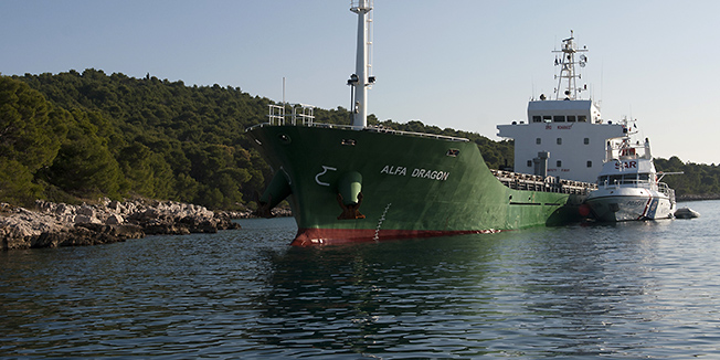 Milna, otok Brac, 181111.Teretni brod Alfa Dragon koji plovi pod zastavom Paname nasukao se nocas u Splitskim vratima na plicinu uz obalu Braca nedaleko od na predjelu punte Razanj i nedaleko od otocica Mrduja.Foto: Tom Dubravec / CROPIX