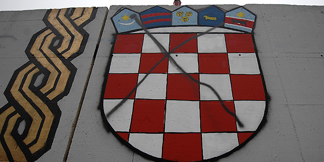 Karlovac, 191111.Samo dva dana nakon sto su Karlovcani dostojanstveno obiljezili 20. godisnjicu od pada Vukovara na kupskom zidu unisteni su grafiti Rebelsa i Brovinga (karlovacke postrojbe koje su obranile Karlovac na Turnju), natpis karlovackih BBB Na bedemu cvrsto stojimo tvom, isarani hrvatski simboli i znakovi, unistene oznake Rebelsa.Foto: Robert Fajt / Cropix