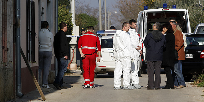 Pula, 191111.Ubojstvo vlastitog djeteta i samoubojstvo u Vodnjanu u Smareglievoj ulici. Pinzan Mauro ubio je sina Samuela (5) te potom sebe. Samuel je bio rastavljen od svoje zene koja zivi u Liznjanu a djecak je trebao provesti vikend kod njega. Na fotografiji uvidjaj ispred kuce.Foto: Srecko Niketic / CROPIX