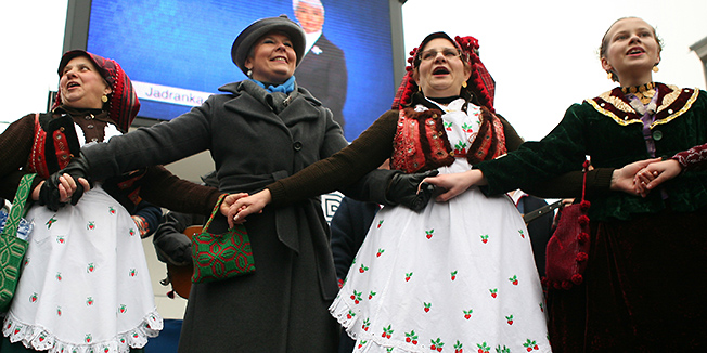 Slavonski Brod, 201111.Korzo.Parlamentarni izbori 2011.Predsjednica Vlade Republike Hrvatske i nositeljica liste za petu izbornu jedinicu Jadranka Kosor odrzala je u Slavonskom Brodu pred oko 200 brodjana predizborni skup i predstavila ostale kandidate.Na slici: Jadranka Kosor plese becarac.Foto: Danijel Soldo / CROPIX