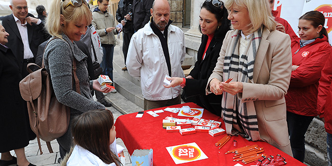 Zadar, 211111.Parlamentarni izbori 2011.Aktivisti Kukuriku koalicije danas su se na Narodnom trgu druzili s gradjanima i dijelili promotivne materijale.Na fotografiji: Ingrid Anticevic MarinovicFoto: Luka Gerlanc / CROPIX