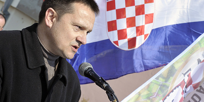 Bogdanovci, 100311.Danas u Bogdanovcima obiljena 20 obljetnica postrojvanja ne naruzanog odreda sa podrucja bivse opcine Vukovar. Odred je prije 20 godina postrojio Tomislav Mercep se danas nalazi u pritvoru. Obljetnici je prisustvovao Branko Borkovic -mladi jastreb. Na fotografiji Branko Borkovic -mladi jastreb.Foto: Damir Glibusic / CROPIX