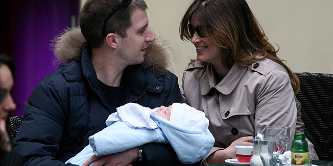 Zagreb, 160310.Nekadasnja voditeljica Tanja Tomic sa suprugom Nikolom Cukom i dijetetom na kavi u Charliu, Bogoviceva.Foto: Damjan Tadic / CROPIX