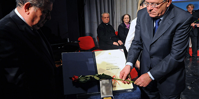 Zadar, 241111U HNK Zadar odrzana je svecana sjednica povodom Dana grada Zadra na kojoj je godisnja nagrada grada dodjieljena i generalu Anti Gotovini.Na fotografiji: predsjednik gradskog vijeca i bivsi gradonacelnik Zivko Kolega, zadarski gradonacelnik Zvonimir VrancicFoto: Luka Gerlanc / CROPIX