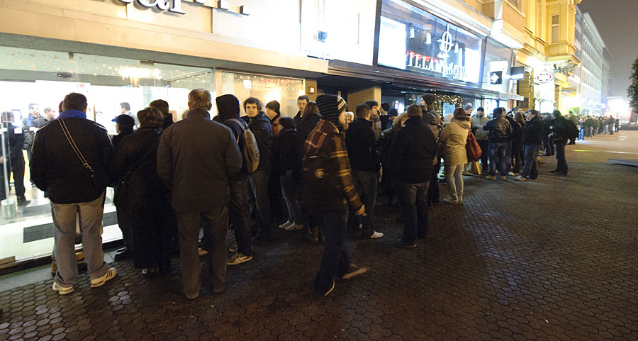 Zagreb, 241111.Cvjetni trg, T-mobile.U ponoc pocela prodaja iPhone 4s, oko 100 ljudi je cekalo u redu da dodju do prvih iPhona 4s u Hrvatskoj. Ispred t-mobile-a i vip-a je cekalo oko 100-150 ljudi. Prvi kupci su stali u red oko 20:30.Foto: Ivan Mijic / CROPIX