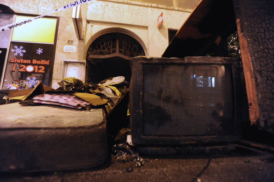 Zagreb, 251111.Na 3. katu Jurisiceve 6 nedaleko od Trga Bana Jelacica  iznad kina Gric, izbio je pozar pri cemu je nekoliko ljudi hospitalizirano.Nakon sto su vatrogasci ugasili pozar policija vrsi ocevid. Foto: Drago Sopta / CROPIX