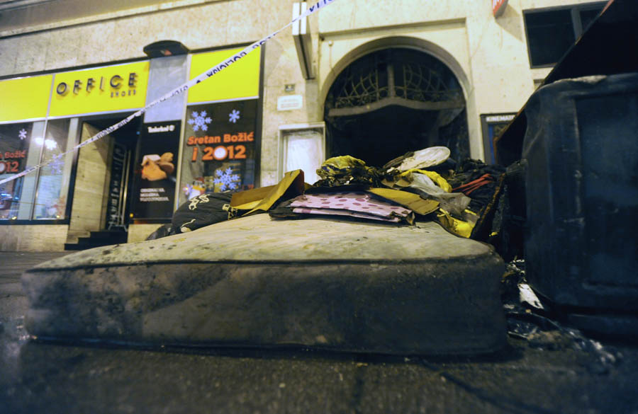 Zagreb, 251111.Na 3. katu Jurisiceve 6 nedaleko od Trga Bana Jelacica  iznad kina Gric, izbio je pozar pri cemu je nekoliko ljudi hospitalizirano.Nakon sto su vatrogasci ugasili pozar policija vrsi ocevid. Foto: Drago Sopta / CROPIX