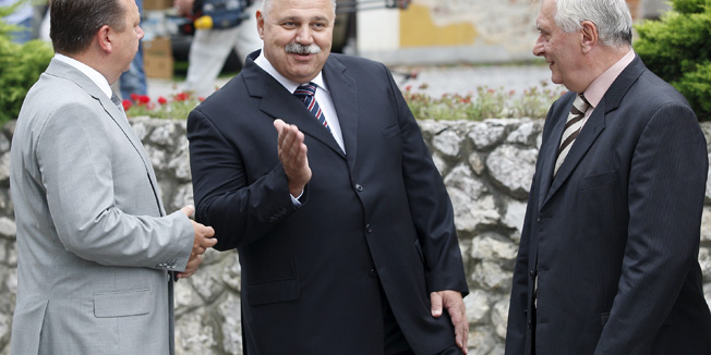 Vrbovec, 280810.Predsjednica Vlade Republike Hrvatske Jadranka Kosor otvorila je 30. turisticko-kulinarsku manifestaciju Kaj su jeli nasi stari. Nakon otvorenja obisla je standove s hranom i picem.Na slici: Bozidar Pankretic, Ivan Suker i Josip Friscic.Foto: Goran Mehkek  / CROPIX