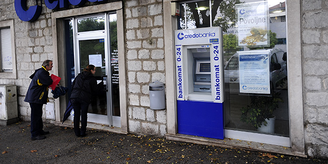 Split,  231111.Zbog loseg poslovanja Savjet HNB-a je odlucio oduzeti odobrenje za rad Credo banci iz Splita, te se nad bankom pokrece prisilna likvidacija. Jutros su ispred poslovnice banke u ulici Slobode gradjani pokusali doci do vise informacija ali je banka bila zatvorena a na vratima je bila obavijest o likvidaciji. Depoziti stedisa su osigurani od Drzavne agencije za osiguranje stednih uloga i bit ce isplaceni vlasnicima.Na slici gradjani ispred poslovnice Credo banke u ulici Slobode.Foto: Nikola Vilic / CROPIX