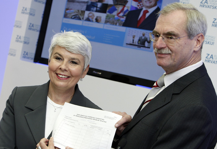 Zagreb, 051109.Predsjednicki kandidat HDZ-a Andrija Hebrang predstavio je svoj izborni program i web stranicu u sredisnjici stranke na Trgu Zrtava Fasizma. Podrsku mu je pruzila predsjednica vlade RH Jadranka Kosor.Na slici Jadranka Kosor pokazuje svoj potpis pod rednim brojem 1 na listi za podrsku kandidaturi Andrije Hebranga.Foto: Dragan Matic / CROPIX