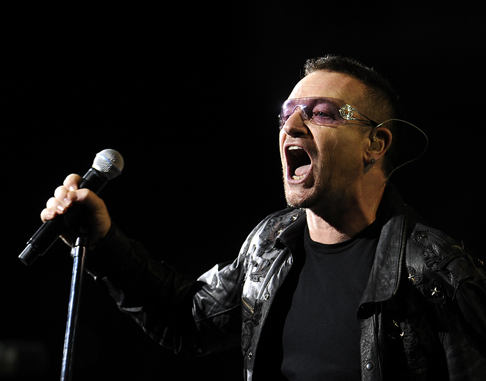 - 2009. U FOTOGRAFIJAMA CROPIX-A - Zagreb, 090809.Maksimirski stadion.Koncert irske rock grupe U2 koja po prvi puta gostuje u Hrvatskoj na ovogodisnjoj turneji 360 tour.Na slici: pjevac grupe Bono Vox, gitarist Edge, basist Adam Clayton i bubnjar Larry Mullen Jr.Foto: Drago Sopta / CROPIX