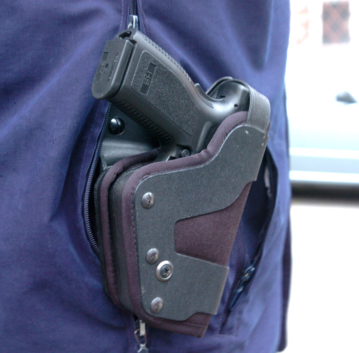 Zagreb, 261008.Dvoriste u Vlaskoj ulici, redakcija Nacionala gdie je ubijen Ivo Pukanic. Na slici: Policijski pistolj HS 2000.Foto: Boris Arbanas / CROPIX