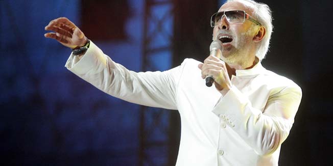 Pula, 210809.U sklopu jubillarnog 10. medjunarodnog ljetnog Histria festivala u Areni je nastupila bosanska zvijezda Dino Merlin.Foto: Srecko Niketic / CROPIX