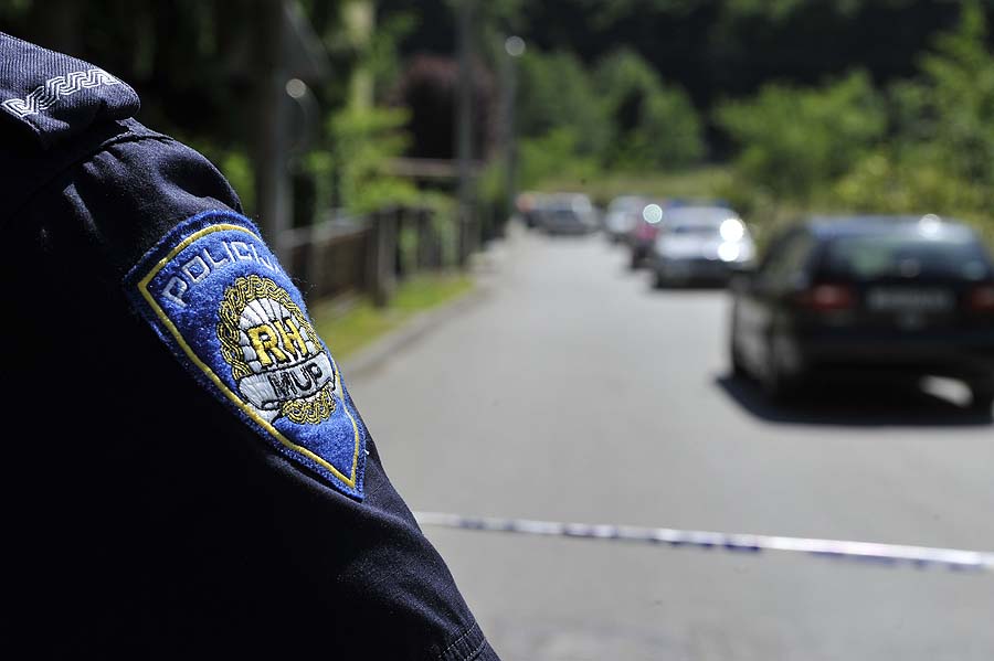 Zagreb, 260511.U zagrebackoj Dubravi na adresi Dotrscinska 2 doslo je do dvostrukog ubojstva i pokusaja samoubojstva pocinitelja. Na fotografiji: ocevid policijeFoto: Damir Krajac / CROPIX