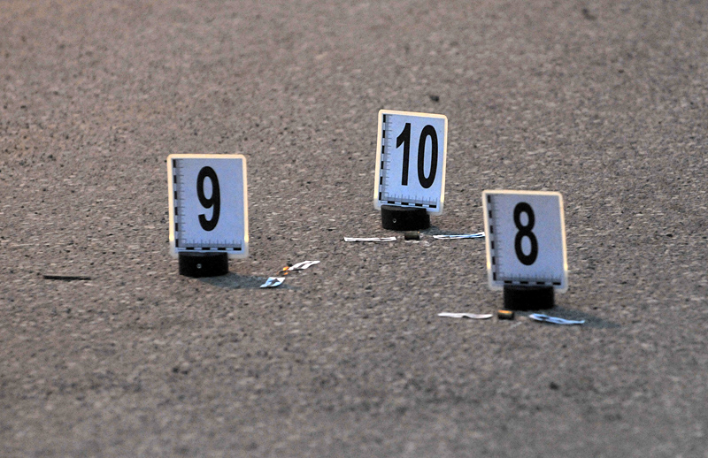 Zagreb, 080611.Na Radnickoj cesti kod Domovinskog mosta, propucan je vatrenim oruzjem, policijski automobil. Ocevid je u tijeku.Foto: Bruno Konjevic / CROPIX