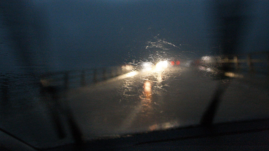 Pula, 180911.Obilna kisa je pala u Istri. Meteorolozi su vec prije par dana najavili velike oborine. Prema najavama kisa je napokon pala nakon skoro mjesec i pol. Na slici: kisa na Istarskom ipsilonu a ni brisaci na najbrzoj brzini nisu bili od pomoci.Foto: Goran Sebelic / CROPIX                              