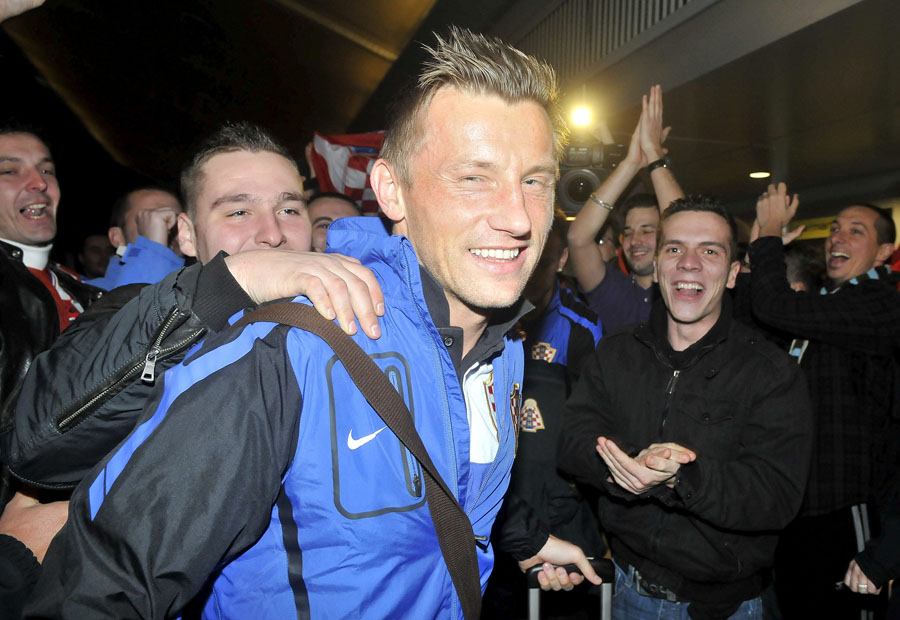 Zagreb, 121111.Povratak hrvatske nogometne reprezentacije u Zracnu luku Pleso nakon utakmice s Turskom u Istambulu (0:3). Docekalo ih je oko stotinjak vjernih navijaca.Na slici: Ivica Olic medju navijacimaFoto: Bruno Konjevic / CROPIX