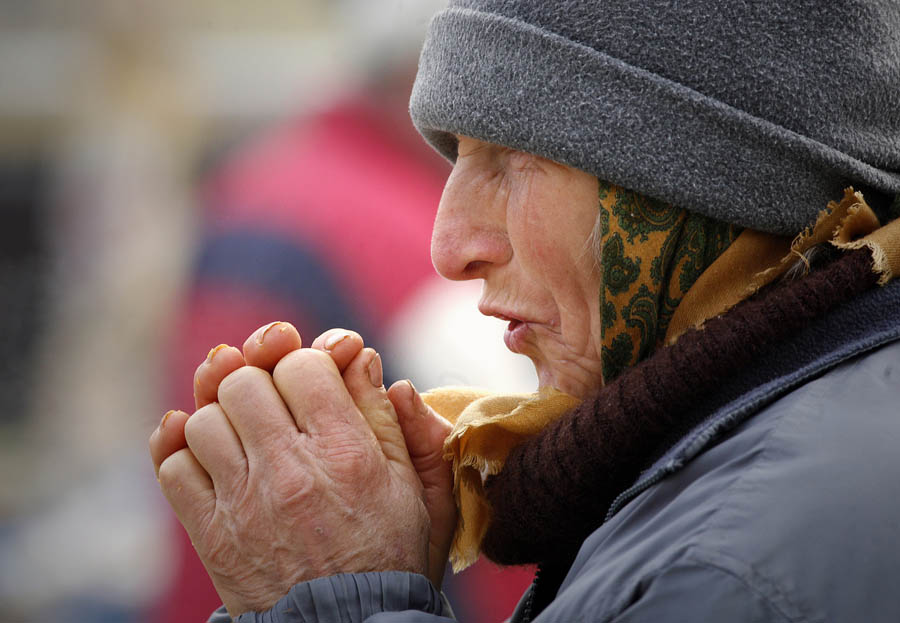 Zagreb, 141111.U Zagrebu je jutro osvanulo hladno i maglovito, uz -1 stupanj oko 9 h.Kumice na Zagrebackom Dolcu od zime su se zastitile toplom odjecom koliko god su mogle. Foto: Damjan Tadic / CROPIX