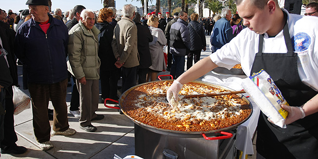 Split, 261111.Parlamentarni zbori 2011.Stranacki standovi na rivi.HSLS je imao i glazbeni program sa podjelom 150 porcija pasticade. Foto: Duje Klaric / CROPIX