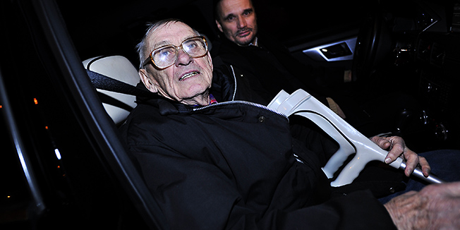 Zagreb, 291111.Josip Boljkovac, prvotno optuzen za zlocin protiv civila pocinjen u Drugom svjetskom ratu, pusten je iz Bolnice za osobe lisene slobode u zagrebackoj Dubravi. Boljkovac je pusten nakon sto je Ustavni sud ponistio optuznicu, a u svoj dom u Karlovcu odvezen je u pratnji odvjetnika Anta Nobila.Foto: Boris Kovacev / CROPIX