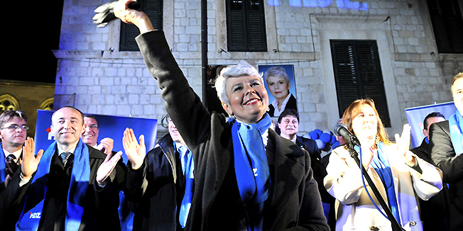 Dubrovnik, 291111.Parlamentarni izbori 2011.Predsjednica HDZ-a Jadranka Kosor u pratnji kandidata HDZ-a s liste za 10. Izbornu jedinicu odrzala je predizborni skup na Gundulicevoj poljani u Dubrovniku. Foto: Tonci Plazibat / CROPIX