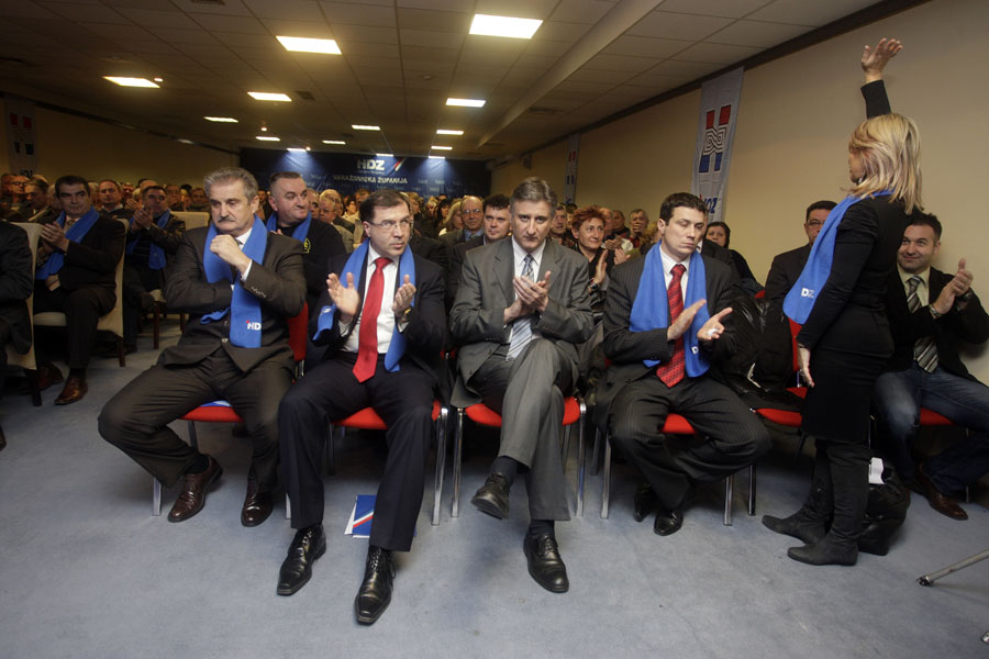 Varazdin, 301111.Parlamentarni izbori 2011.Na predizbornom skupu HDZ-a u Varazdinu sa skupa su izbaceni novinari, fotoreporteri i snimatelji. Tajnica stranke u Varazdinu zamolila je novinare nakon himne i pozdravne rijeci moderatora da napuste skup. Na slici: s lijeva Tomislav Kezelj, Domagoj Ivan Milosevic, Tomislav Karamarko, Goran Kaniski i Suncana Glavak.Foto: Zeljko Hajdinjak / Cropix