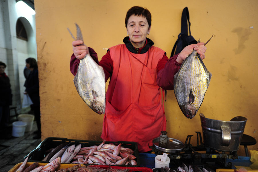 Split, 011211.Na splitskoj peskariji jutros su na banku izlozene dvije nepoznate ribe koje je uhvatila koca Mali Zlatko u neretvanskom kanalu. Svaka tezi oko kilograma i dok se ne dozna vrtsa kojoj pripadaju nece biti na prodaju.Foto: Nikola Vilic / CROPIX