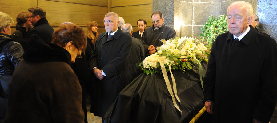 Zagreb, 011211.Mirogoj.Posljednji ispracaj posljednjeg jugoslavenskog premijera Ante Markovica. Pogrebu su prisustvovali brojne licnosti iz tog doba.Na slici: pocasna straza - Stjepan Mesic i Budimir Loncar.Foto: CROPIX