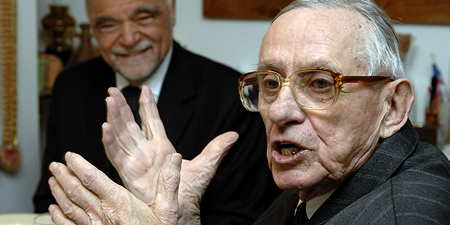 Vukova Gorica, 011211.Bivsi predsjednik RH Stjepan Mesic nesluzbeno je posjetio svog starog prijatelja Josipa Boljkovca u domu njegovog sina Matije Boljkovca. Tom prigodom prisjetili su se starih dana; a Stjepan Mesic mu je poklonio uokvirenu fotografiju grafita na kojem pise 