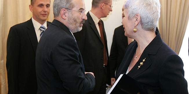 Zagreb, 230710.Sjednica Povjerenstva za pracenje provedbe mjera za suzbijanje korupcije kojom je predsjedavala predsjednica Vlade Jadranka Kosor.Na slici: Jadranka Kosor i Mladen Bajic.Foto: Bernard Covic / Cropix