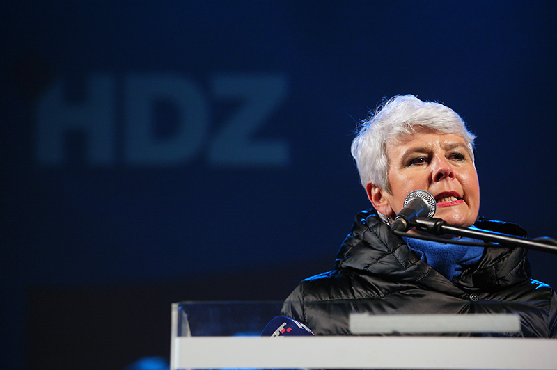 Slavonski Brod, 011211.Parlamentarni izbori 2011.Predposljednji dan predizborne kampanje HDZ je odrzao sredisnji predizborni skup za 5. izbornu jedinicu u Slavonskom Brodu. Pred oko 1000 clanova i simpatizera stranke iz cijele izborne jedinice govorila je i Jadranka Kosor koja je i nositeljica liste.Na slici: Jadranka Kosor.Foto: Danijel Soldo / CROPIX