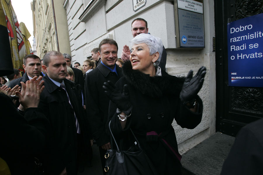 Zagreb, 021211.Parlamentarni izbori 2011.Novinarski dom, Perkovceva ul.Sastanak savjeta predsjednice HDZ-a pratili su novinari ali i prosvjednici koji su predsjednicu HDZ-a pratili od novinarskog doma do obrtickog doma na Mazuranicevom trgu i dovikivali 