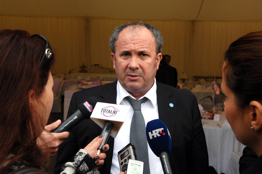 Split, 021211.Danas je na splitskom kotaru Mejasi polozen kamen temeljac za najveci trgovacki centar u Dalmaciji, Mill of Split, investitora Tulipan grupe. Kamen temeljac polozio je gradonacelnik Splita Zeljko Kerum zajedno sa clanom uprave Tulipan grupe, Jurgenom Steineckom i njegovim suradnicima.Na fotografiji gradonacelnik Splita Zeljko kerum daje izjavu za novinare.Foto: Mario Todoric / CROPIX