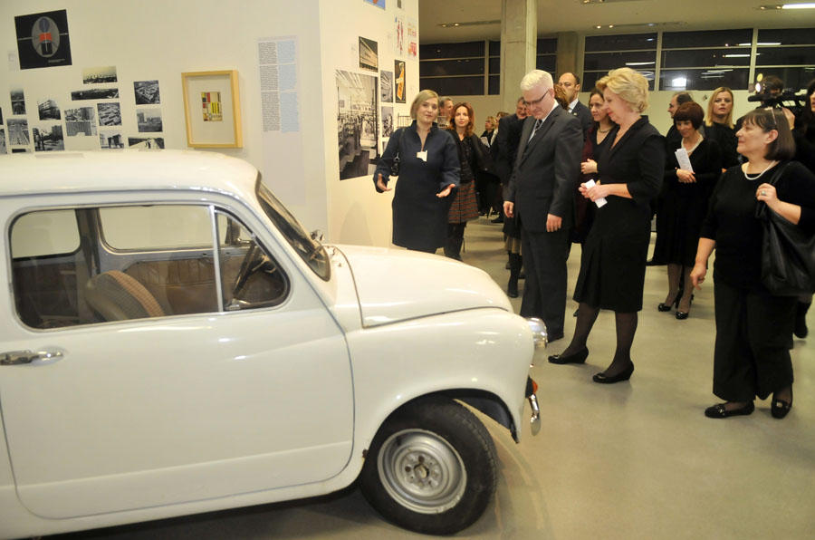 Zagreb, 021211.Muzej suvremene umjetnosti.U Muzeju suvremene umjetnosti je otvorena izlozba Socijalizam i moderna.Na slici:predsjednik RH Ivo Josipovic u obilasku izlozbe.Foto: Bruno Konjevic / CROPIX