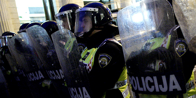 Zagreb, 230311. Cvjetni trgTrinaesti po redu protuvladin prosvjed tzv. Facebook grupe poceo je u 18 sati na Trgu bana Jelacica poslije cega su prosvjednici krenuli u povorci gradom.Na fotografiji: policijski kordon osigurava Markov trg.Foto: Davor Pongracic / CROPIX