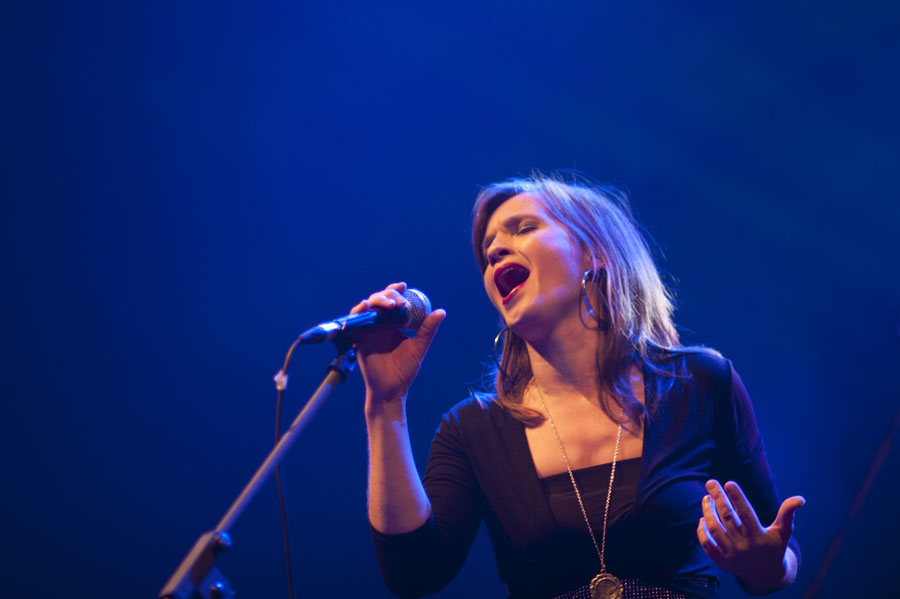 Zagreb, 021211.Velika dvorana Doma sportova.U Velikoj dvorani Doma sportova odrzan je sedmi po redu Pozitivan koncert u organizaciji Udruge HUHIV i pod generalnim pokroviteljstvom Plive. Na koncertu su nastupale grupe poput Dubioza kolektiva, Stereo MCS-a, Kawasaki 3P-a i Svadbasa.Foto: Ivan Mijic / CROPIX