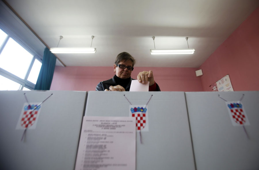 Sarajevo , 031211.Parlamentarni izbori 2011.Glasovanje dijaspore i Hrvata sa prebivalistem u Bosni i Hercegovini u Hrvatskim Paralamentarnim izborima.Na slici: glasovanjeFoto: Dado Ruvic / CROPIX